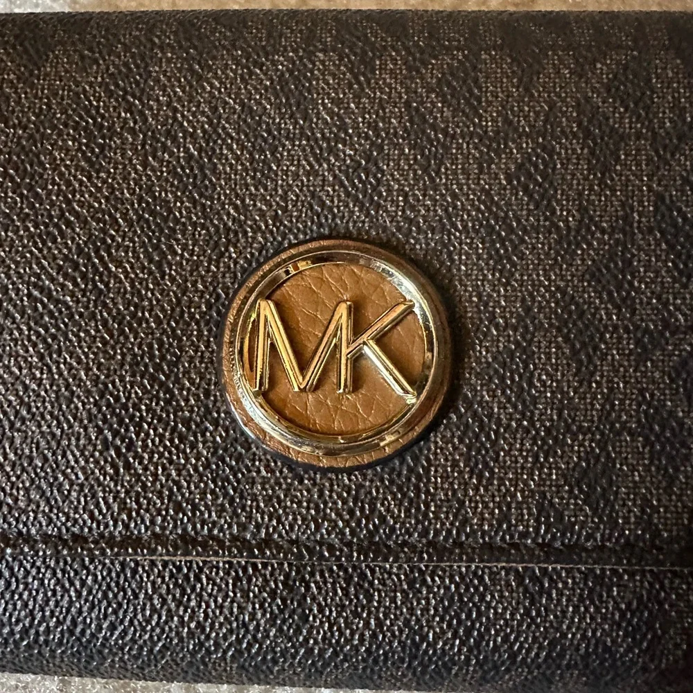 Michael Kors Fulton Carryall Wallet - Picture 2 of 11